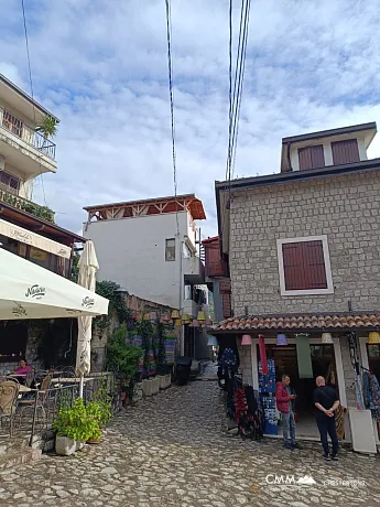 Çatı terasına sahip büyüleyici ev